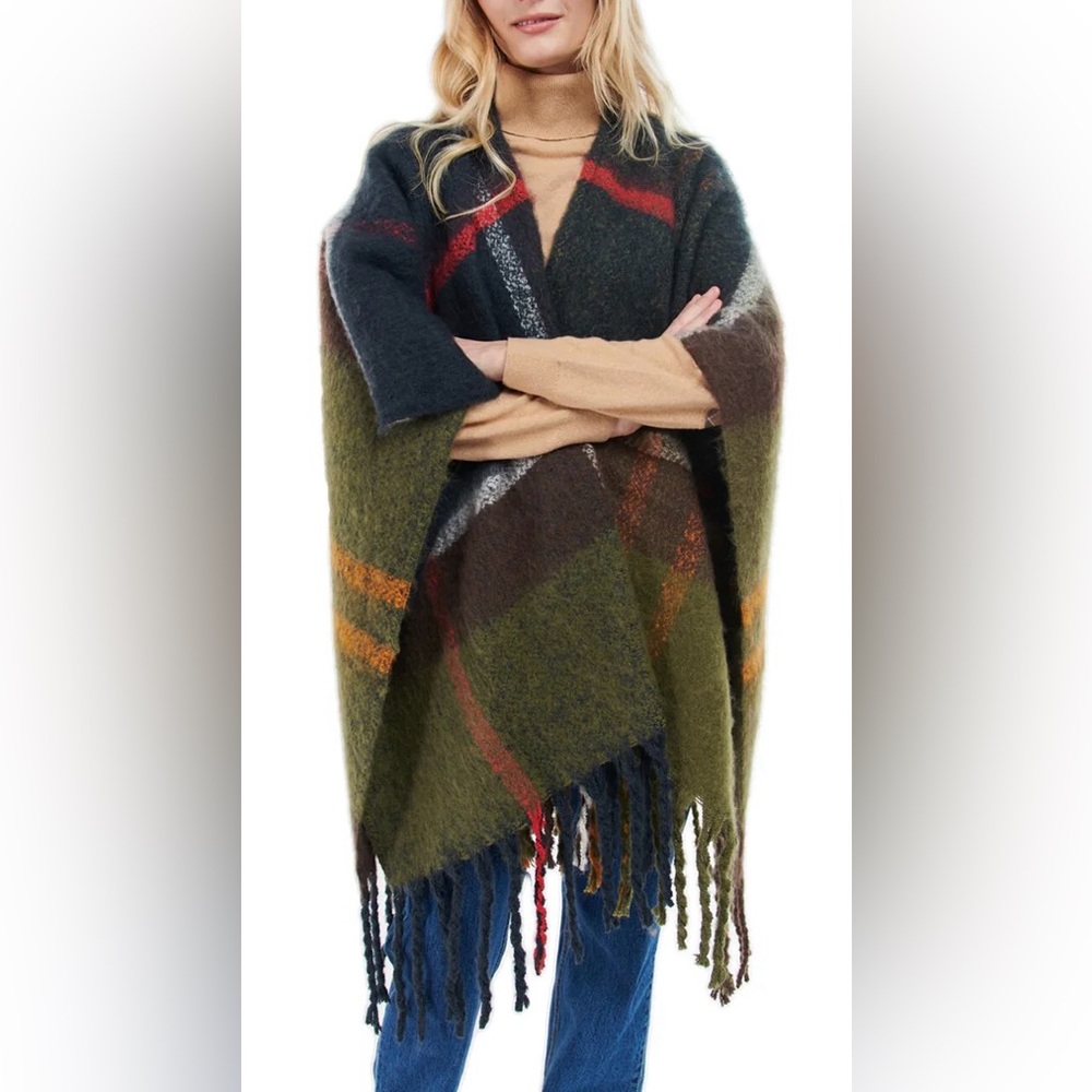 NWTs Barbour Isla Boucle Serape / Wrap. Classic.